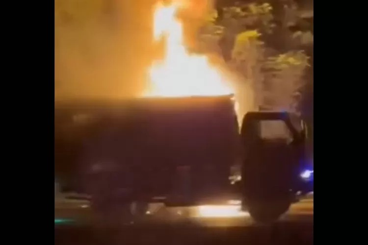 Ledakan Hebat Gegerkan Tol Gempol: Truk TNI Terbakar Saat Angkut Amunisi